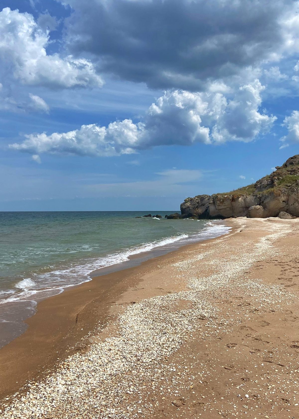 Пляж и море на полуострове Рыбачий